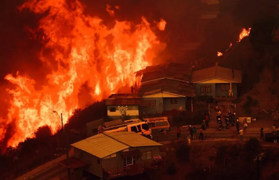 Voluntarios trabajando en el gran incendio de Valparaíso de 2014