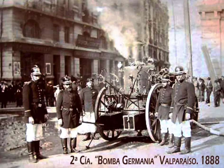 Trabajo en incendio en los cerros de Valparaíso