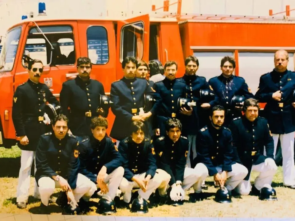 Cadetes y voluntarios jóvenes junto al carro de la época