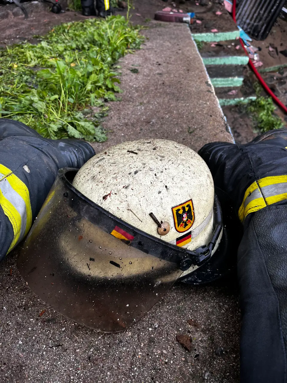 Voluntarios ingresando a una estructura