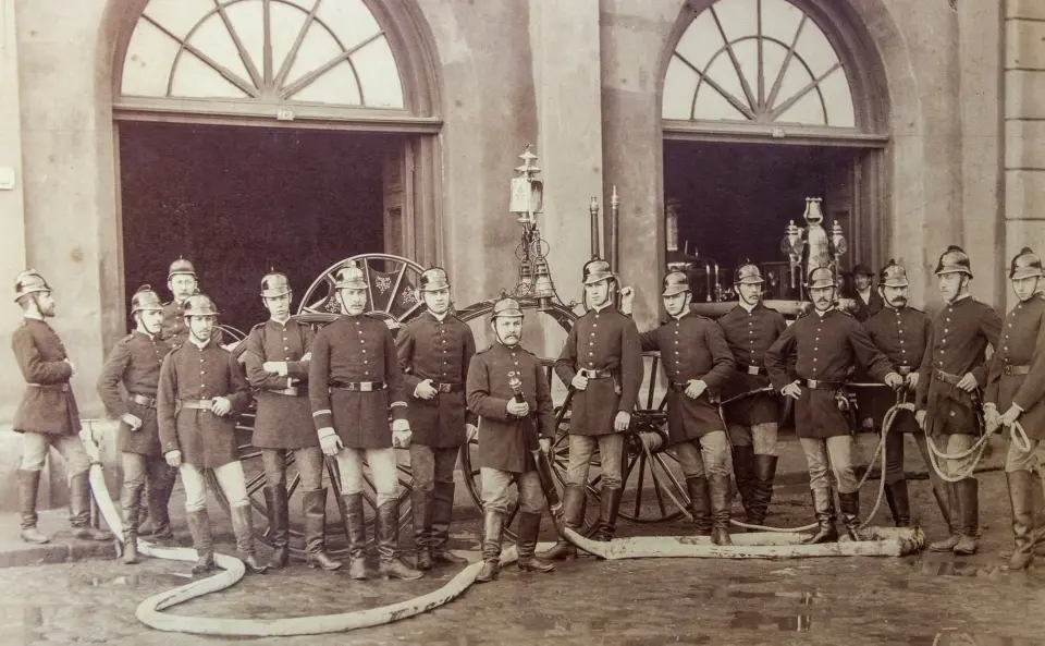 Voluntarios de la compañía en formación con sus bombas, siglo XIX