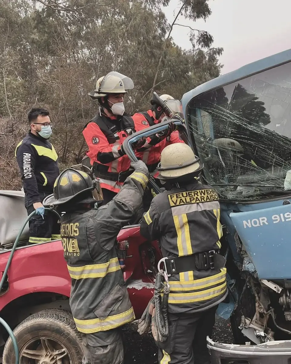Voluntarios en ejercicio de rescate técnico