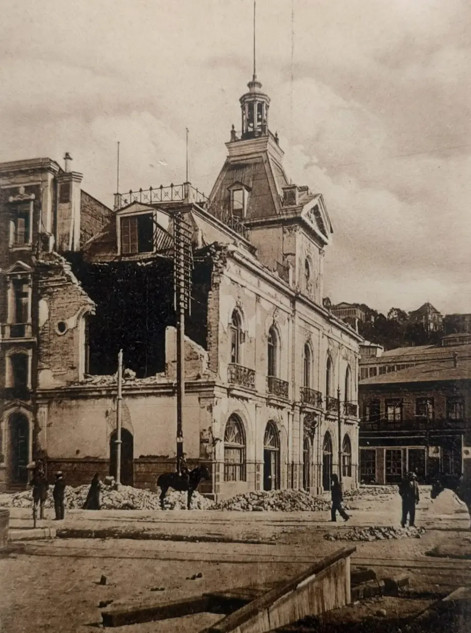 Edificio de Valparaíso dañado tras el terremoto de 1906
