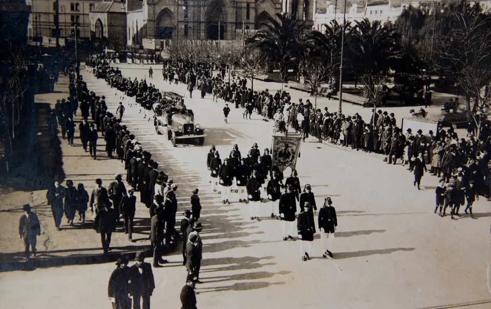 Desfile de la compañía por las calles de Valparaíso