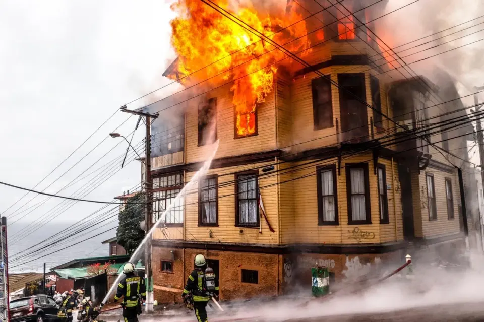 Incendio estructural con llamas declaradas